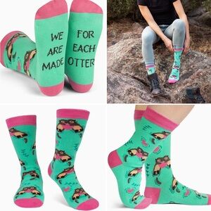 💥5/25💥 Playful Otter Women's Socks - Green and Pink